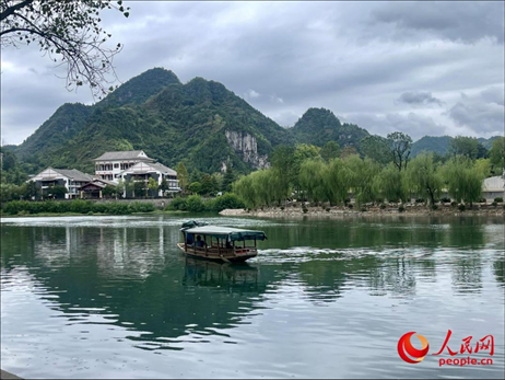秋日的邊城鎮(zhèn)，青山滴翠、碧水含情。人民網(wǎng) 周靜圓攝