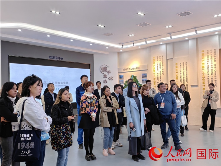 媒體記者探訪薊州礦山生態(tài)修復(fù)項(xiàng)目。人民網(wǎng)記者 符園園攝