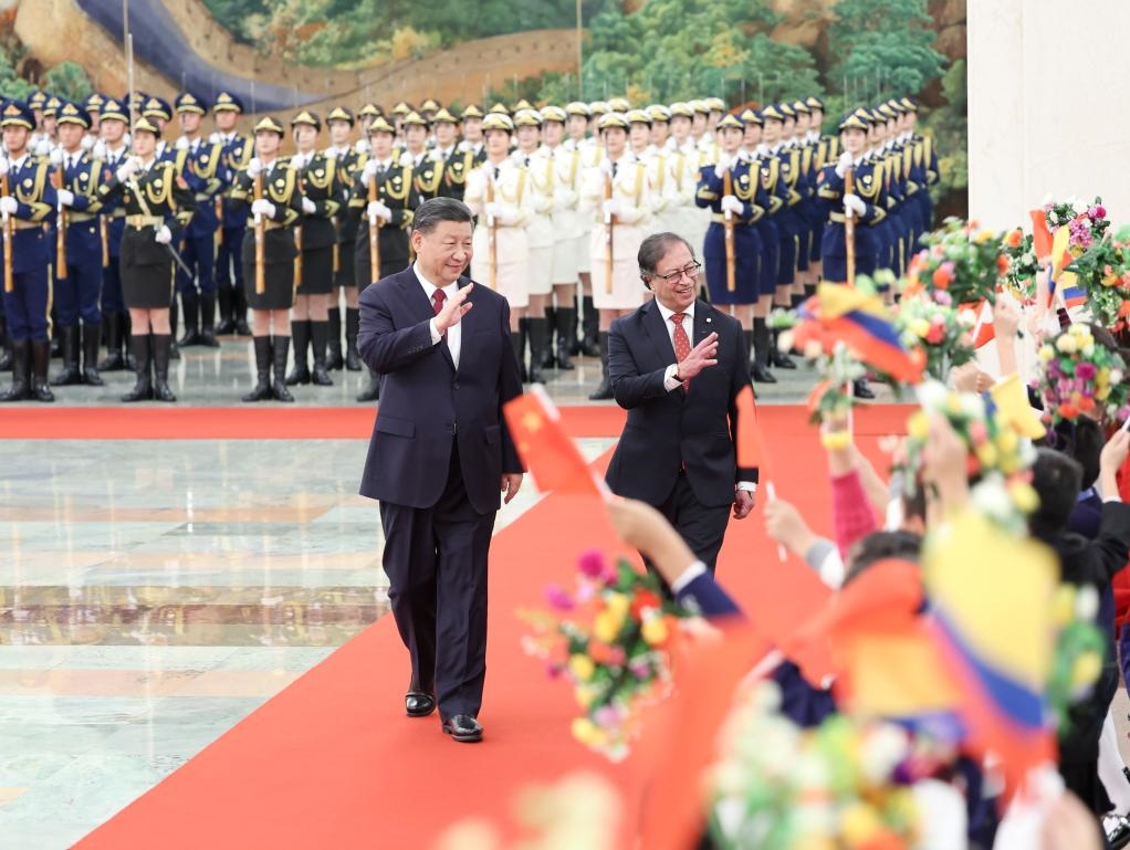 10月25日下午，國家主席習(xí)近平在北京人民大會堂同來華進行國事訪問的哥倫比亞總統(tǒng)佩特羅舉行會談。這是會談前，習(xí)近平在人民大會堂北大廳為佩特羅舉行歡迎儀式。