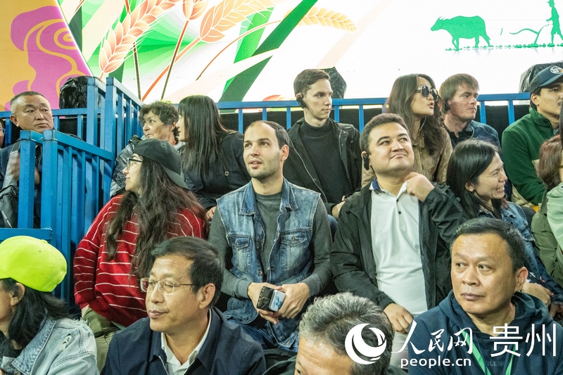 “村BA”決賽現(xiàn)場，看臺座無虛席。人民網(wǎng) 陽茜攝