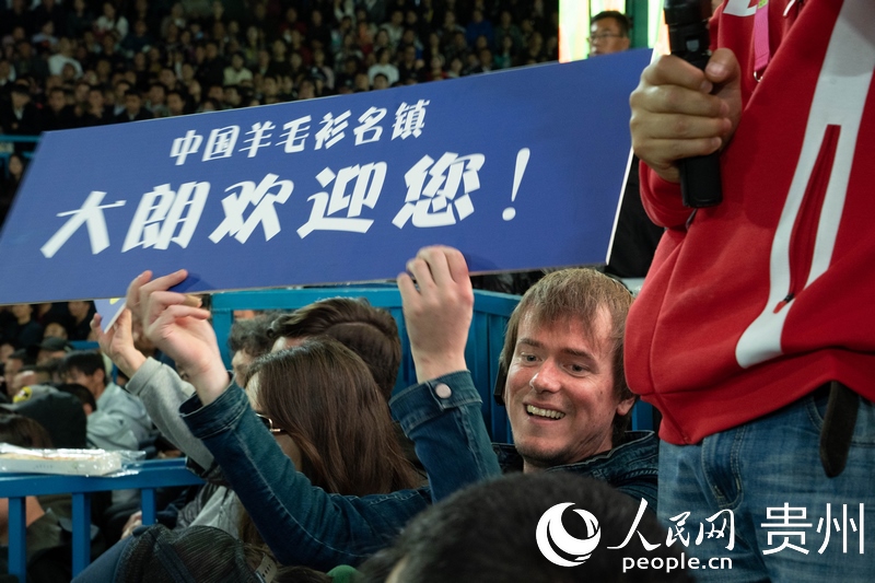 外媒記者舉起手牌為運動員加油。人民網(wǎng) 陽茜攝