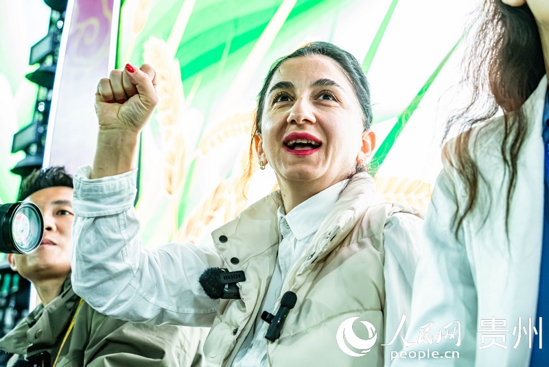 外媒記者在現(xiàn)場吶喊助威。人民網(wǎng) 陽茜攝
