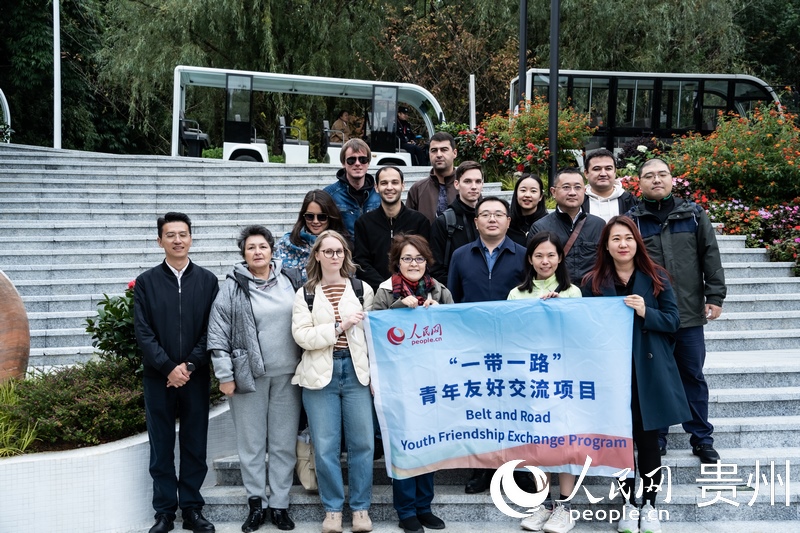 合影留念。人民網(wǎng) 陽茜攝
