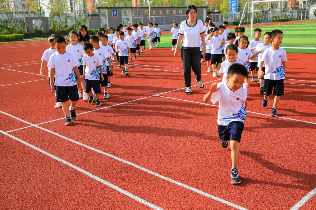2023年9月，雄安史家胡同小學(xué)的學(xué)生們在操場上活動。新華社記者張鋮 攝