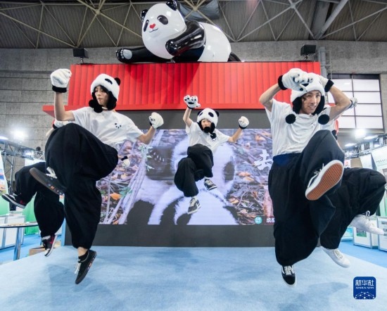 10月29日，街舞隊(duì)在日本大阪國(guó)際會(huì)展中心中國(guó)館表演街舞。新華社發(fā)（中國(guó)駐大阪旅游辦事處供圖）