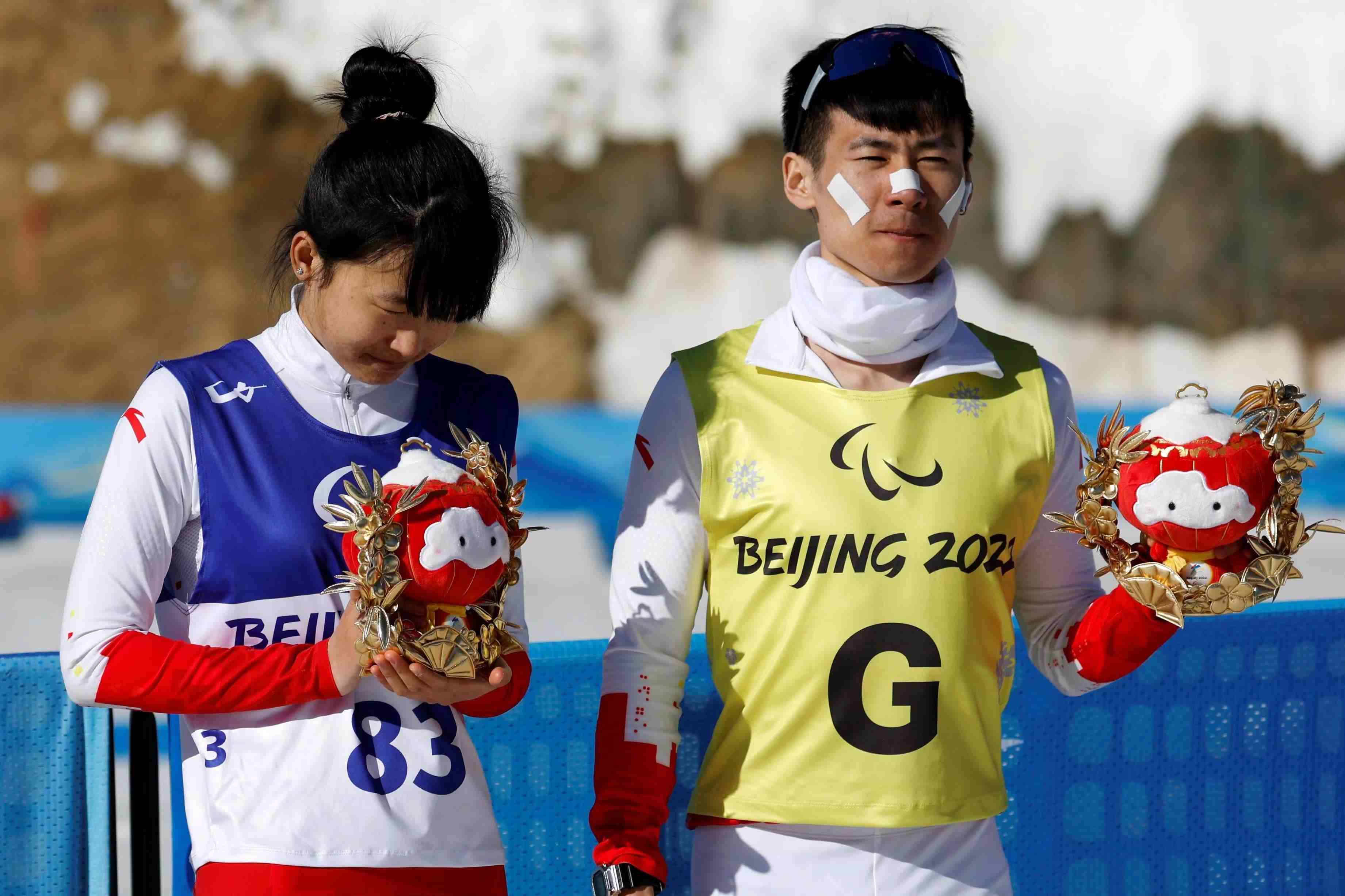 △2022年3月8日，在2022冬殘奧會(huì)殘奧冬季兩項(xiàng)女子中距離（視障）比賽中，中國(guó)選手王躍（左）獲季軍。