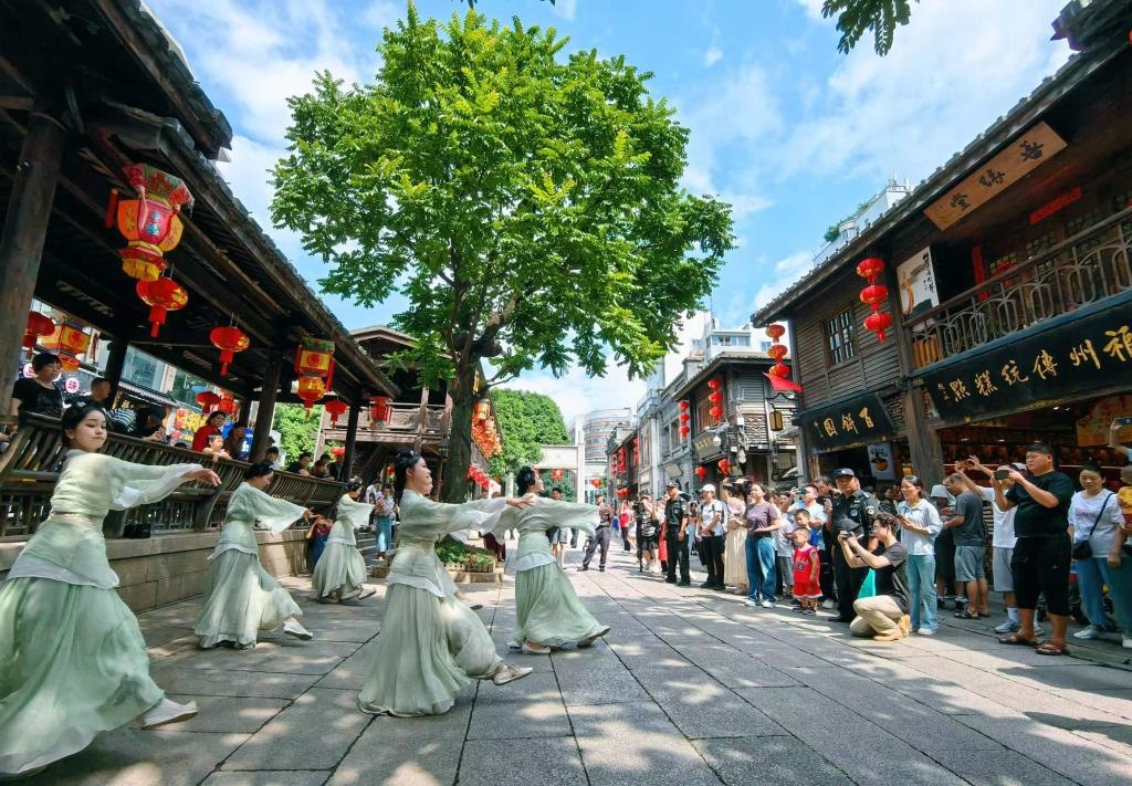 國慶節(jié)期間，福州市三坊七巷歷史文化街區(qū)上演《尋夢閩都》快閃。新華社發(fā)