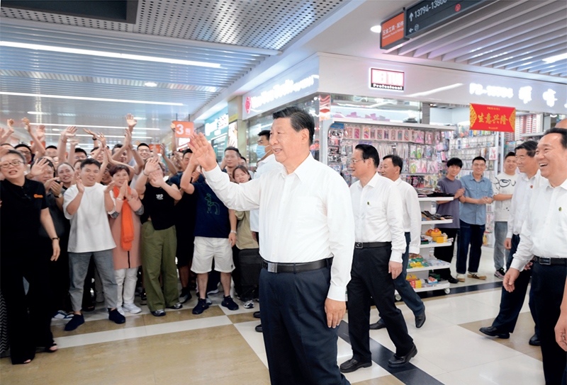 2023年9月20日至21日，中共中央總書記、國家主席、中央軍委主席習近平在浙江考察。這是20日上午，習近平在義烏國際商貿(mào)城考察時，同商戶親切交流。 新華社記者 李學仁/攝