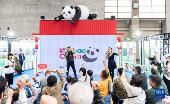  10月29日，游客在日本大阪國(guó)際會(huì)展中心中國(guó)館參與中國(guó)旅游知識(shí)問(wèn)答活動(dòng)。新華社發(fā)（中國(guó)駐大阪旅游辦事處供圖）