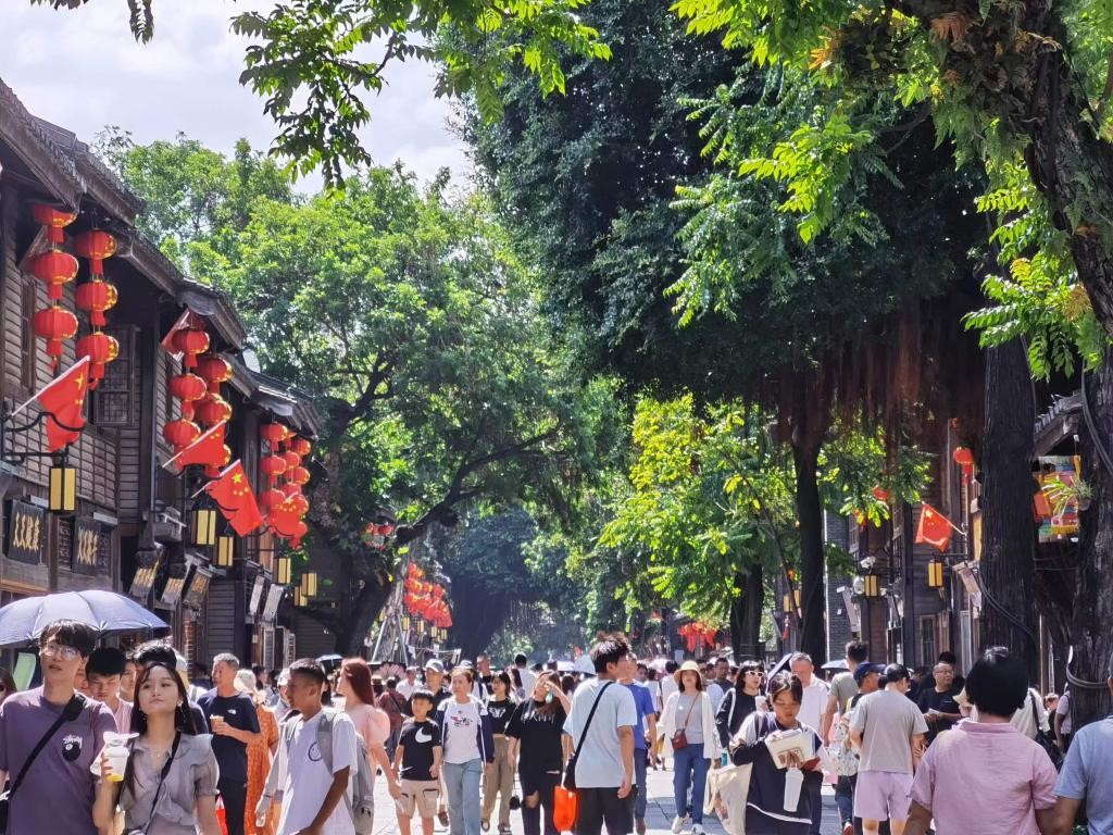 國慶節(jié)期間，三坊七巷歷史文化街區(qū)游人如織。新華社發(fā)