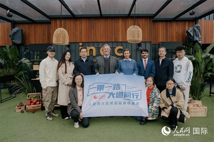 在烏拉圭第118屆普拉多牧農(nóng)業(yè)國(guó)際博覽會(huì)上，烏拉圭國(guó)家肉類協(xié)會(huì)主席與人民網(wǎng)記者合影。人民網(wǎng)記者 張若涵攝