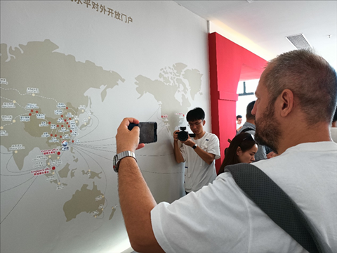 來自波黑的法魯克·博里奇用手機記錄廣州港可以通達到的世界城市與地區(qū)。石青川 攝
