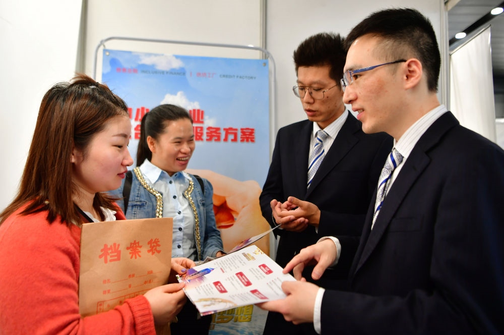 2019年5月9日，兩名鞋業(yè)公司的工作人員（左一和左二）向銀行工作人員咨詢中小微企業(yè)金融服務(wù)方案細(xì)則。當(dāng)日，福建自貿(mào)區(qū)福州片區(qū)稅企銀三方對(duì)接會(huì)在馬尾基金小鎮(zhèn)舉辦，來自傳統(tǒng)制造業(yè)、物聯(lián)網(wǎng)和電子商務(wù)等行業(yè)的企業(yè)代表參加對(duì)接會(huì)。新華社記者 魏培全 攝