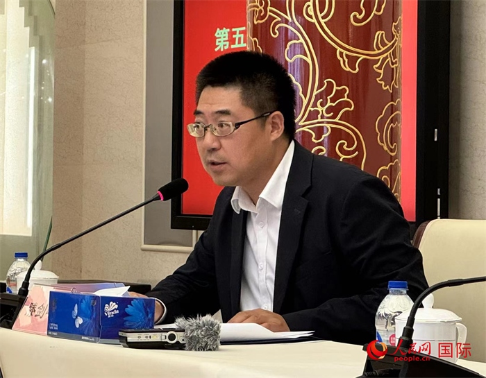10月31日，歐美同學(xué)會(huì)副秘書(shū)長(zhǎng)滕劍峰在第五屆中法文化論壇媒體吹風(fēng)會(huì)上講話。（人民網(wǎng) 謝瑩攝）
