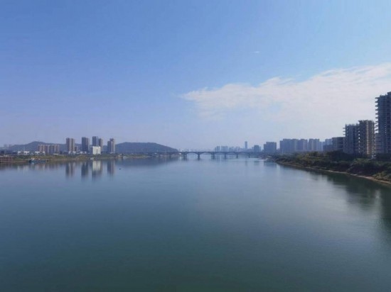 10月24日，在清水塘大橋景觀通道上拍攝的湘江景色。本報記者 常雯宜攝