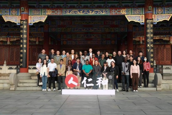 2023“一帶一路”媒體合作論壇聯(lián)合采訪團(tuán)參觀仁和集團(tuán)。（受訪者供圖）
