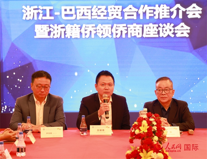 中國駐里約代總領(lǐng)事王尉育（中）在活動中致辭。人民網(wǎng)記者 陳海琪攝