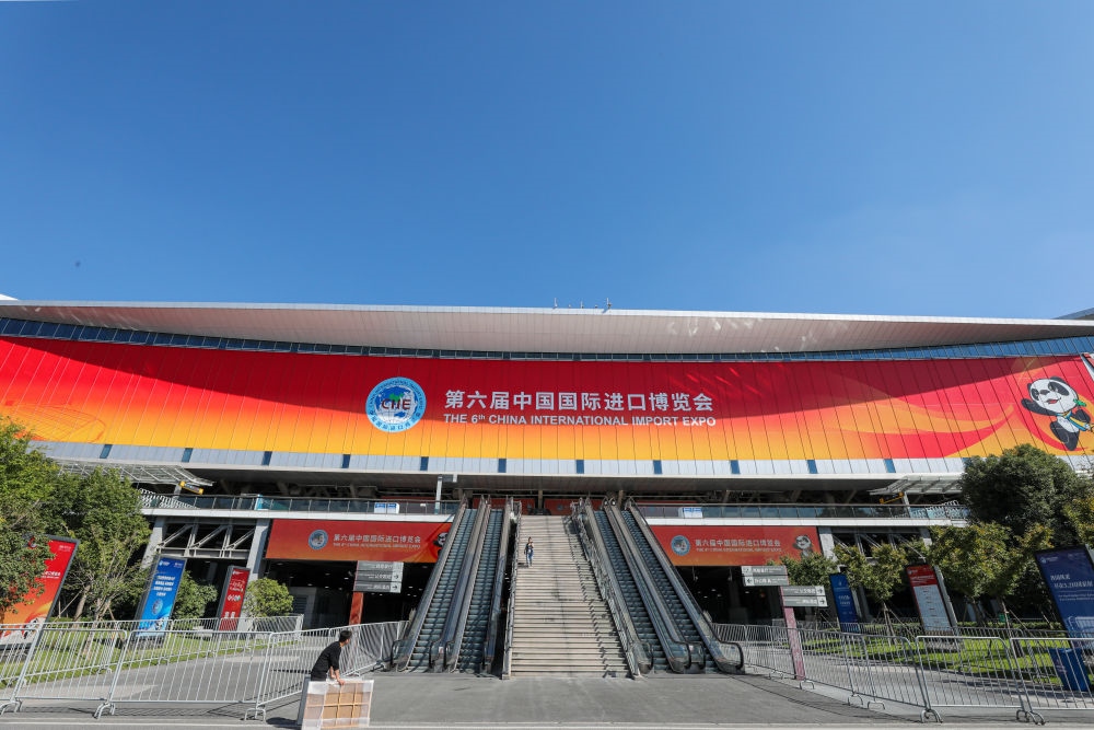這是第六屆進(jìn)博會(huì)場(chǎng)館國(guó)家會(huì)展中心（上海）外景（2023年11月2日攝）。新華社記者 辛夢(mèng)晨 攝