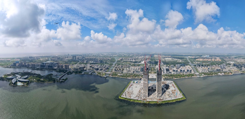 空中俯瞰中國(guó)（上海）自由貿(mào)易試驗(yàn)區(qū)臨港新片區(qū)，左上為東海大橋，前為建設(shè)中的中銀金融中心大樓（2023年9月6日攝，無(wú)人機(jī)照片）。新華社記者 方喆 攝