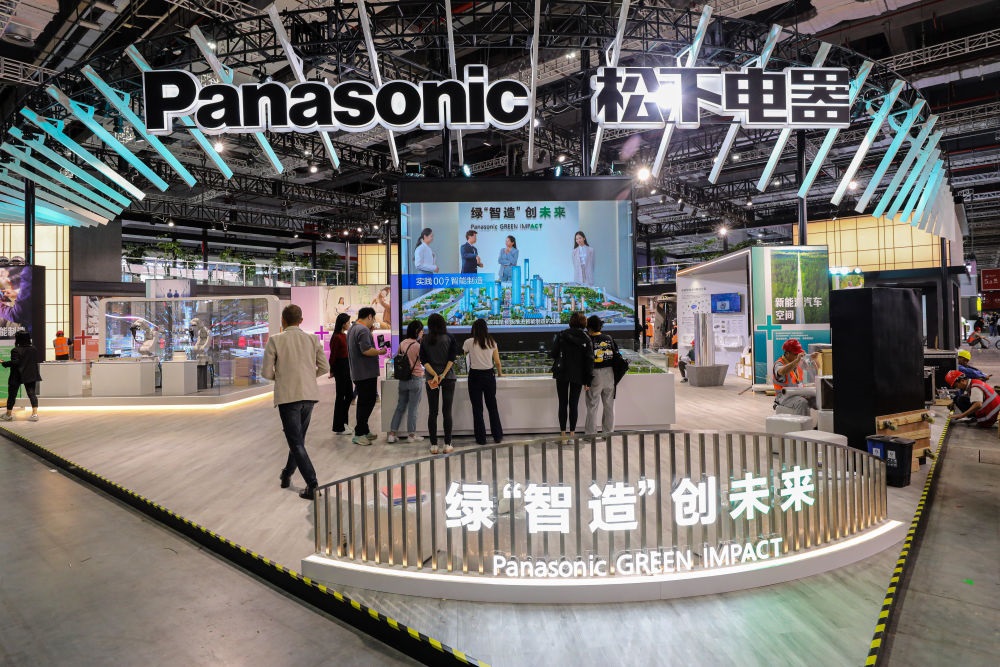 2023年11月2日，工作人員在進(jìn)博會(huì)松下電器展位做準(zhǔn)備工作。新華社記者 辛夢(mèng)晨 攝