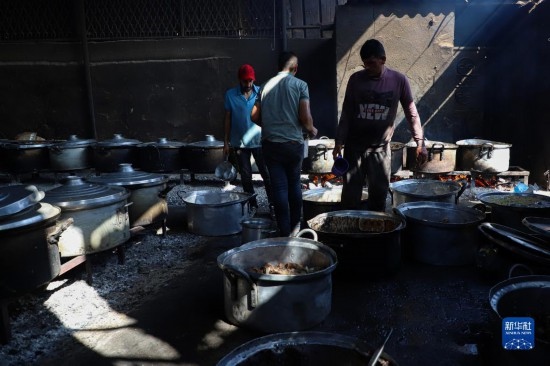 11月3日，在加沙地帶南部城市拉法，人們在煤氣中斷后用柴火做飯。新華社發(fā)（里澤克·阿卜杜勒賈瓦德攝）