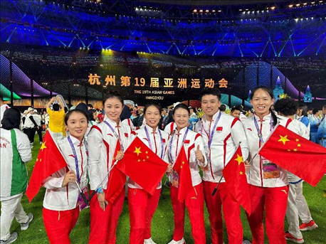 杭州亞運(yùn)會(huì)閉幕式上，教練李紅（右三）和隊(duì)員們合影（左二為龔莉）。受訪者供圖