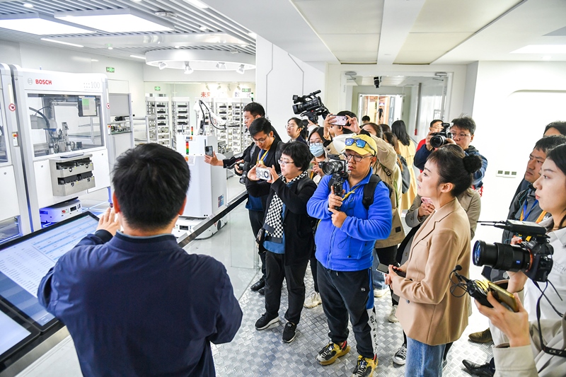 2023年10月16日，第三屆“一帶一路”國(guó)際合作高峰論壇新聞中心組織中外記者采訪。記者在中德大廈內(nèi)的博世未來工廠展區(qū)參觀，了解其高質(zhì)量創(chuàng)新發(fā)展成果。