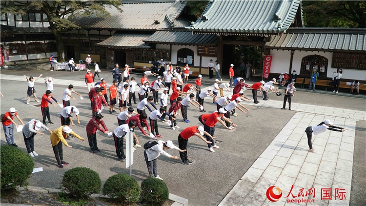 開跑前，中日青少年一起做熱身運(yùn)動(dòng)。人民網(wǎng) 蔣曉辰攝