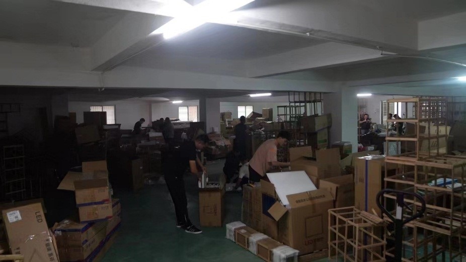 查處倉庫現(xiàn)場。重慶市梁平區(qū)公安局供圖。