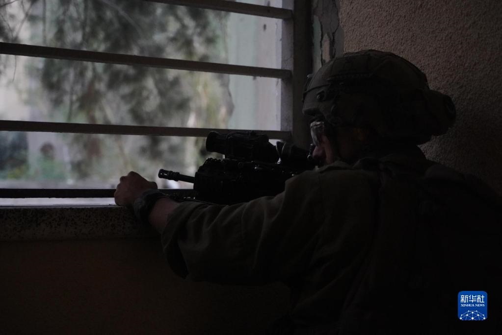 這張以色列國(guó)防軍11月9日發(fā)布的照片顯示，以軍地面部隊(duì)在加沙城進(jìn)行軍事行動(dòng)。新華社發(fā)