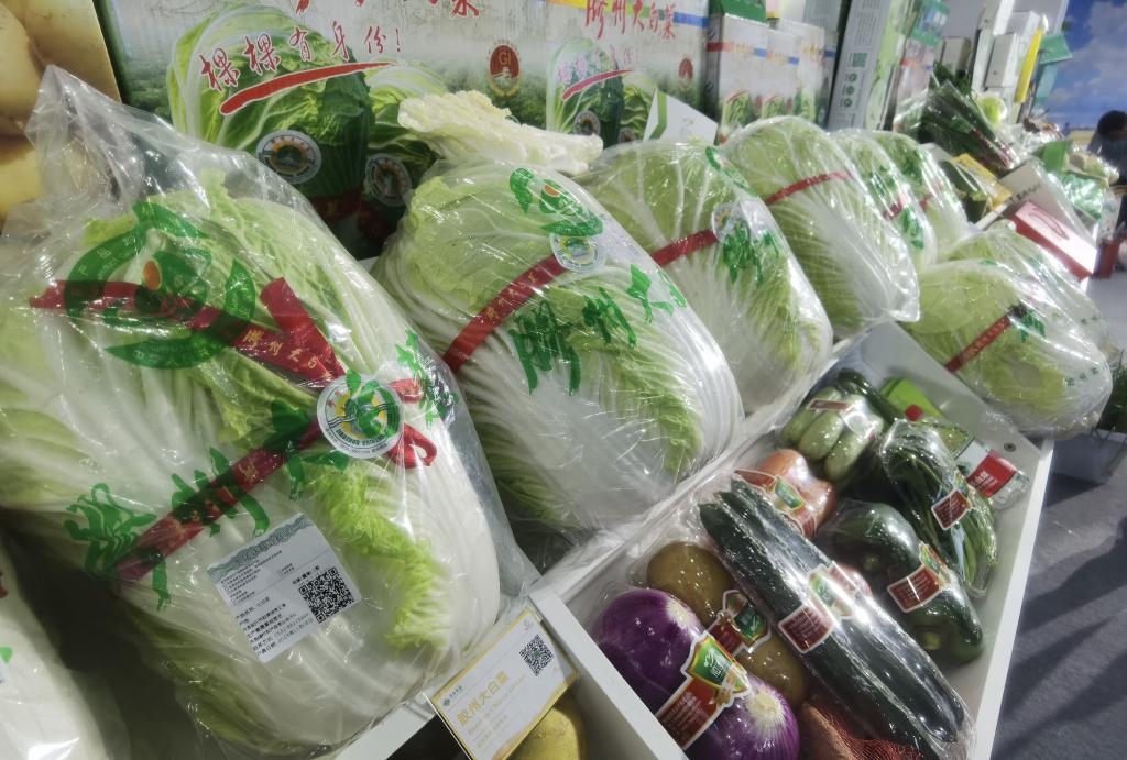 圖為本屆農(nóng)交會現(xiàn)場展示的膠州大白菜等蔬菜。新華社記者王凱攝