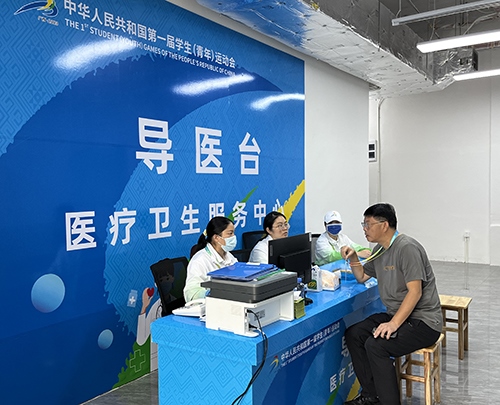 村內(nèi)住客在醫(yī)療衛(wèi)生服務(wù)中心導(dǎo)醫(yī)臺問診。人民網(wǎng)記者 歐興榮攝