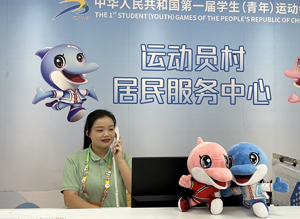 朱珊妮在接聽住宿服務(wù)中心的熱線電話。人民網(wǎng)記者 歐興榮攝