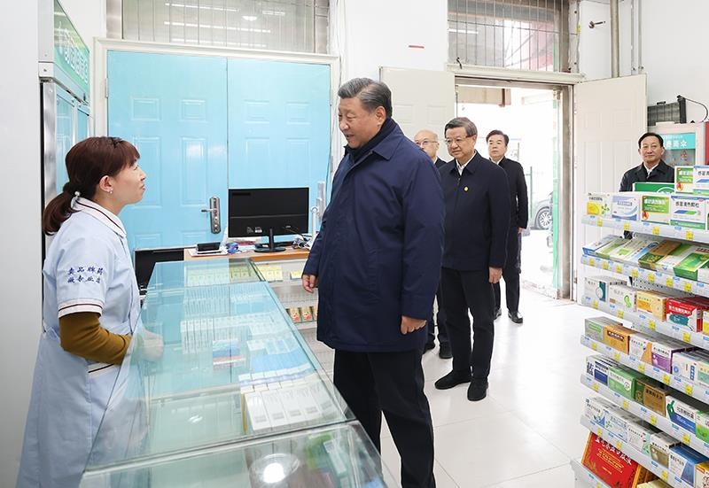 2023年11月10日，習近平總書記在河北保定涿州市永濟秀園小區(qū)門口藥店，了解經(jīng)營恢復(fù)情況。