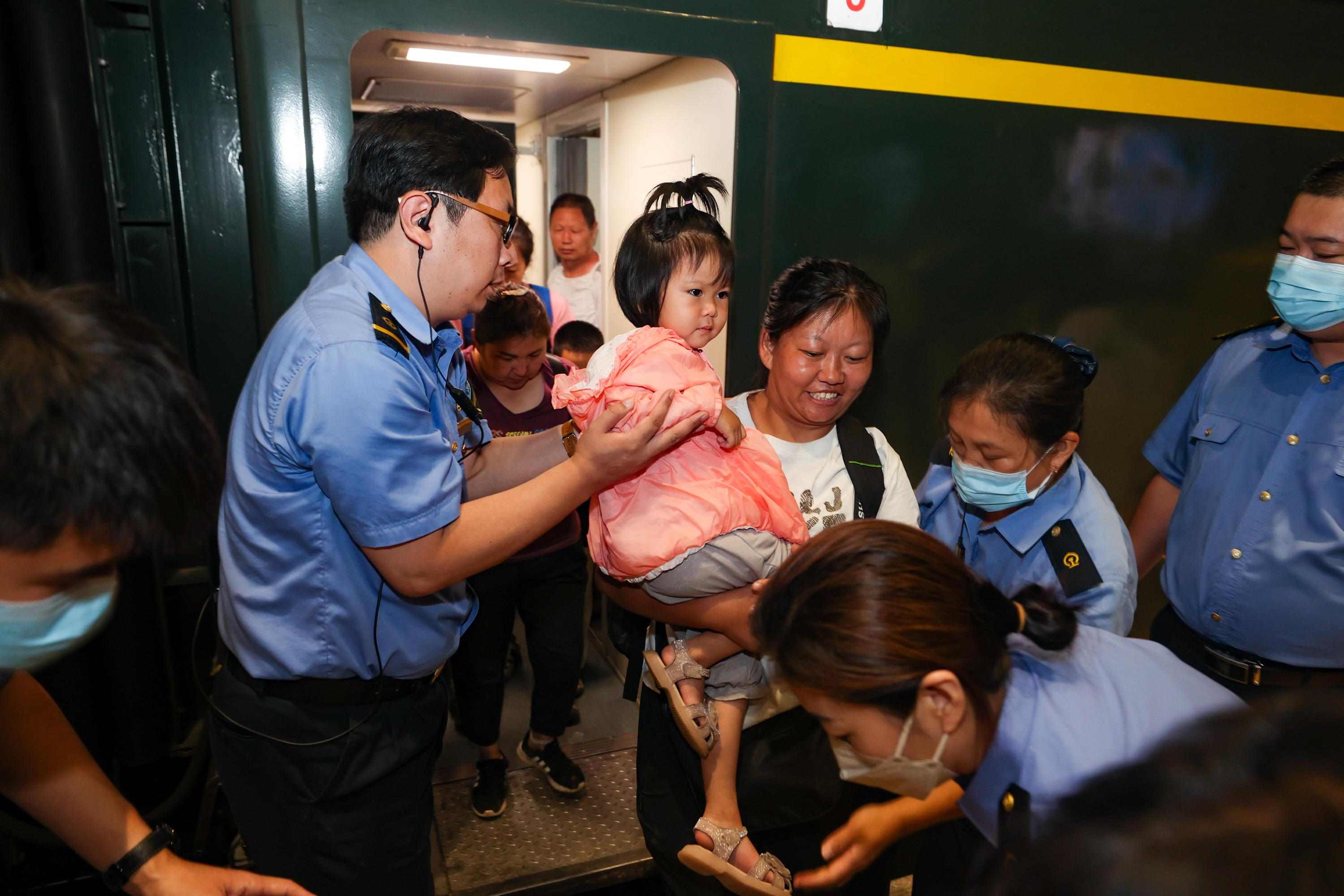 2023年8月2日，因強降雨被困的K396次列車第二批近500名旅客在救援隊的一路護送下，徒步五個小時抵達妙峰山鎮(zhèn)水峪嘴村。稍作休整后，他們乘坐臨時旅客列車前往北京豐臺站。
