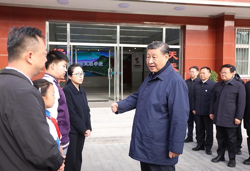 2023年11月10日，習近平總書記在北京門頭溝妙峰山民族學校，親切慰問因公犧牲烈士家屬。