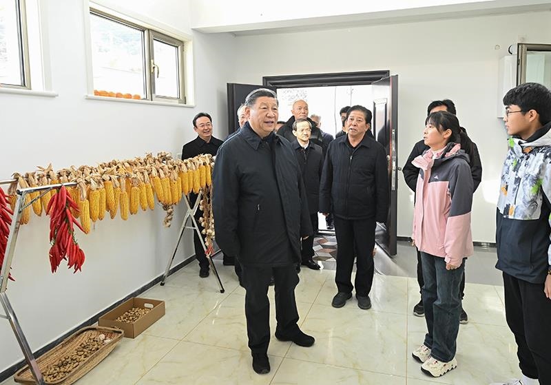 2023年11月10日，習近平總書記在北京門頭溝妙峰山鎮(zhèn)水峪嘴村村民李盟家看望慰問，了解房屋受損、修繕和冬季取暖等情況。