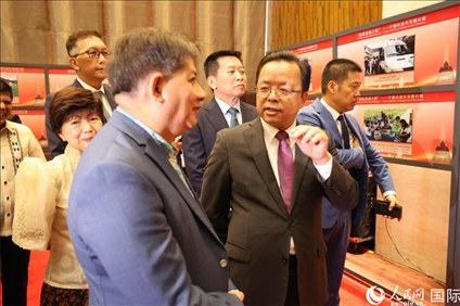 論壇期間配套舉行“‘?dāng)[脫貧困之路’——寧德扶貧開發(fā)圖片展”。人民網(wǎng)記者樊帆 攝