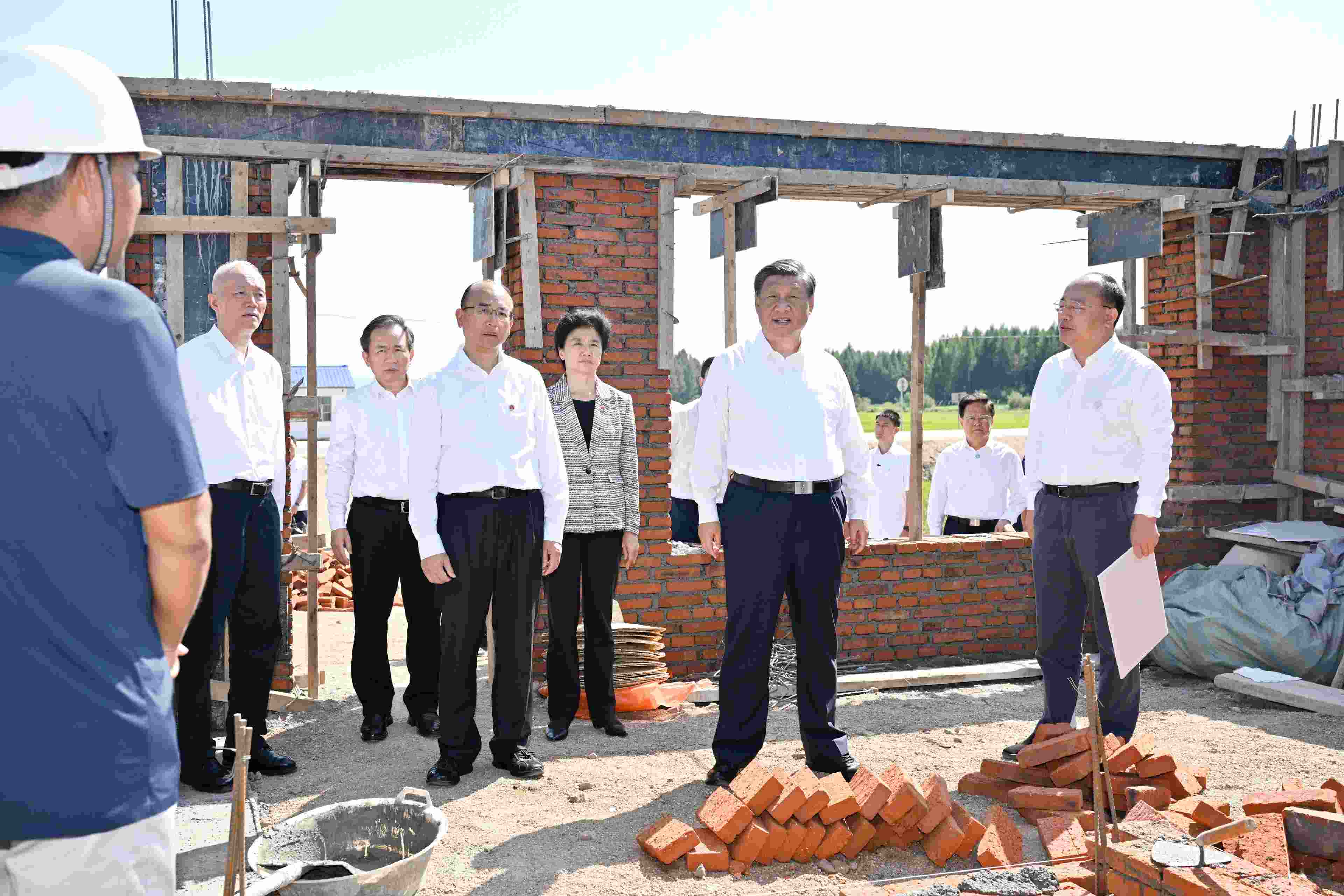 2023年9月7日，習(xí)近平總書(shū)記在遭受洪澇災(zāi)害的黑龍江省哈爾濱尚志市老街基鄉(xiāng)龍王廟村，察看水毀房屋重建情況。