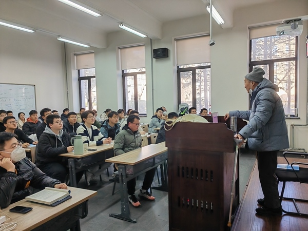 鐘萬勰院士為研究生上課。大連理工大學(xué)供圖