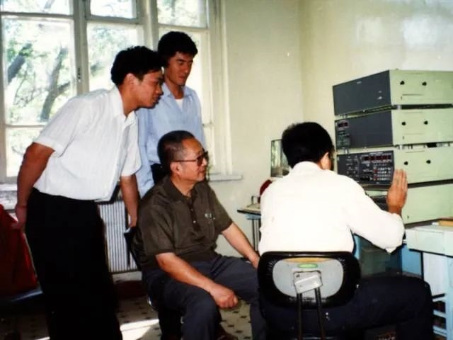秦裕琨與團(tuán)隊(duì)在一起。哈爾濱工業(yè)大學(xué)供圖