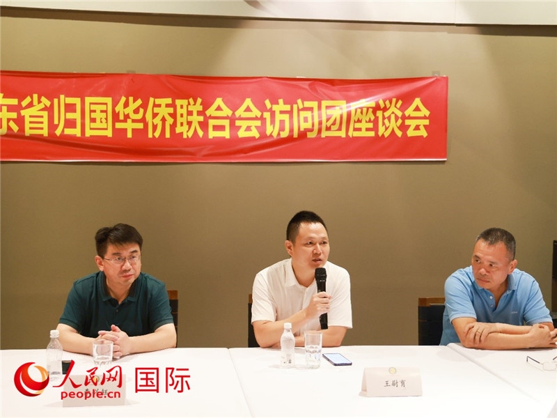 中國(guó)駐里約總領(lǐng)館副總領(lǐng)事王尉育（中）在座談會(huì)上致辭。人民網(wǎng)記者 陳海琪攝