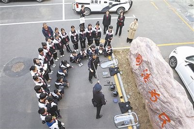 圖②：法警對(duì)警用裝備的使用進(jìn)行現(xiàn)場(chǎng)演示。