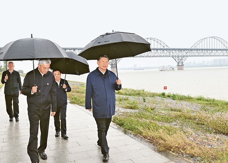 2023年10月10日至13日，中共中央總書記、國(guó)家主席、中央軍委主席習(xí)近平在江西考察。這是10日下午，習(xí)近平在長(zhǎng)江國(guó)家文化公園九江城區(qū)段考察時(shí)，冒雨沿江堤步行察看沿岸風(fēng)貌。 新華社記者 謝環(huán)馳/攝