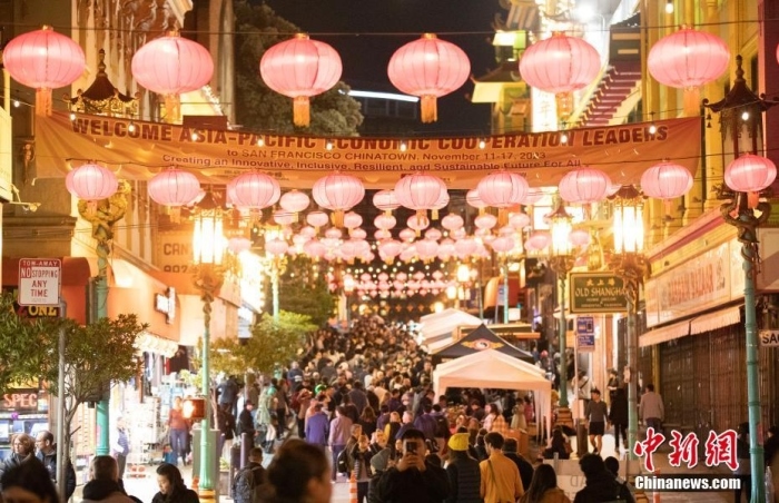 當?shù)貢r間11月10日，美國舊金山唐人街夜市人頭攢動。亞太經(jīng)合組織(APEC)第三十次領(lǐng)導人非正式會議將在舊金山舉行，當?shù)靥迫私钟媱澟e辦包括夜市在內(nèi)的多場活動，以吸引與會者、游客和市民的光顧。<a target='_blank' href='/'><p class=
