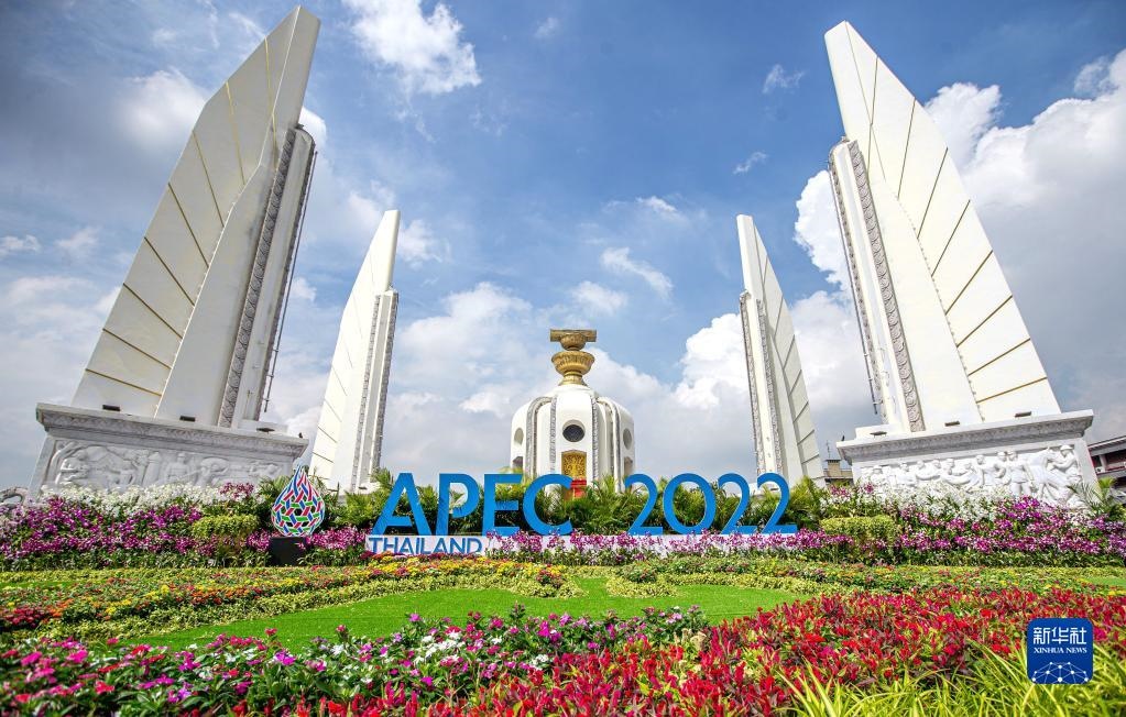這是2022年11月16日在泰國首都曼谷街頭拍攝的2022年亞太經(jīng)合組織會議標(biāo)識。新華社記者 王騰 攝