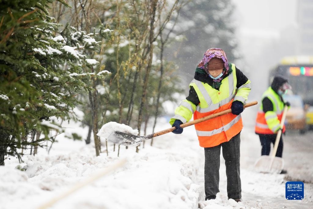 11月16日，環(huán)衛(wèi)工人在清理道路上的積雪。當(dāng)日，黑龍江哈爾濱市迎來雨雪天氣。新華社記者 王建威 攝