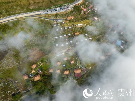 航拍掩映在晨間薄霧中的“花都里·化屋野奢度假營地“。人民網(wǎng) 陽茜攝