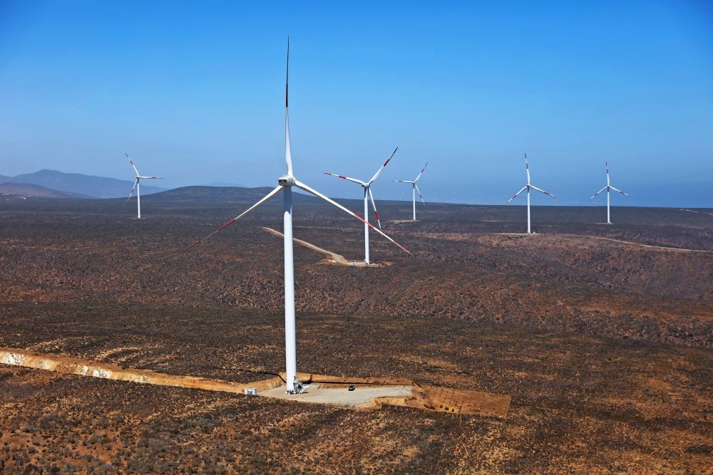 這是2023年2月14日拍攝的位于智利中部沿海的蓬塔謝拉風(fēng)電場(chǎng)。蓬塔謝拉風(fēng)電場(chǎng)是中國(guó)在智利投資建設(shè)的首個(gè)風(fēng)電場(chǎng)，2018年正式投產(chǎn)發(fā)電，可滿足13萬(wàn)戶家庭的用電需求，同時(shí)每年還能減少15.7萬(wàn)噸碳排放。