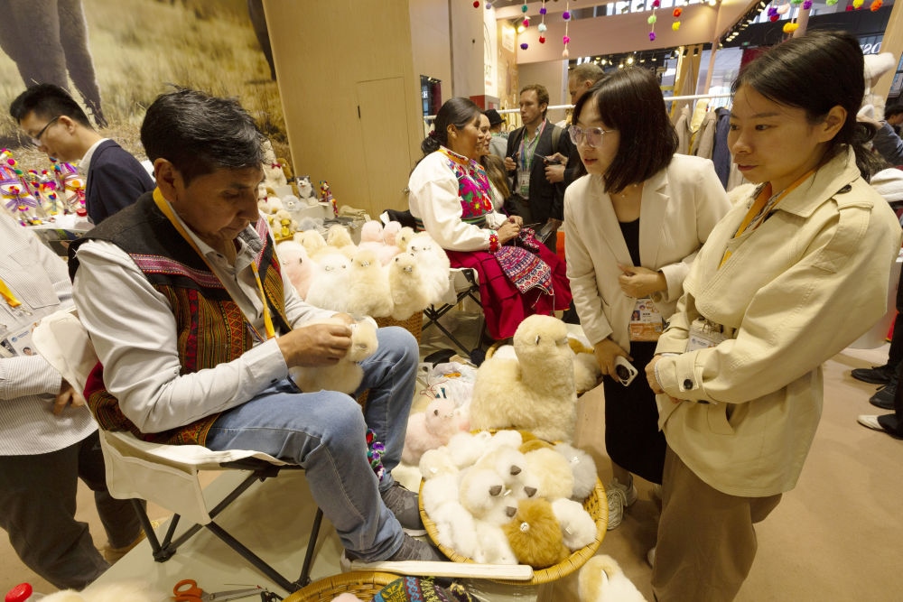 2023年11月7日，秘魯羊駝毛制品手藝人馬馬尼大叔在中國(guó)上海舉辦的第六屆進(jìn)博會(huì)上展示羊駝玩偶制作工藝。秘魯特色羊駝毛制品連續(xù)六屆在進(jìn)博會(huì)上亮相，收獲大量訂單。進(jìn)博會(huì)大舞臺(tái)讓秘魯傳統(tǒng)手藝人有了更廣闊的發(fā)展空間。